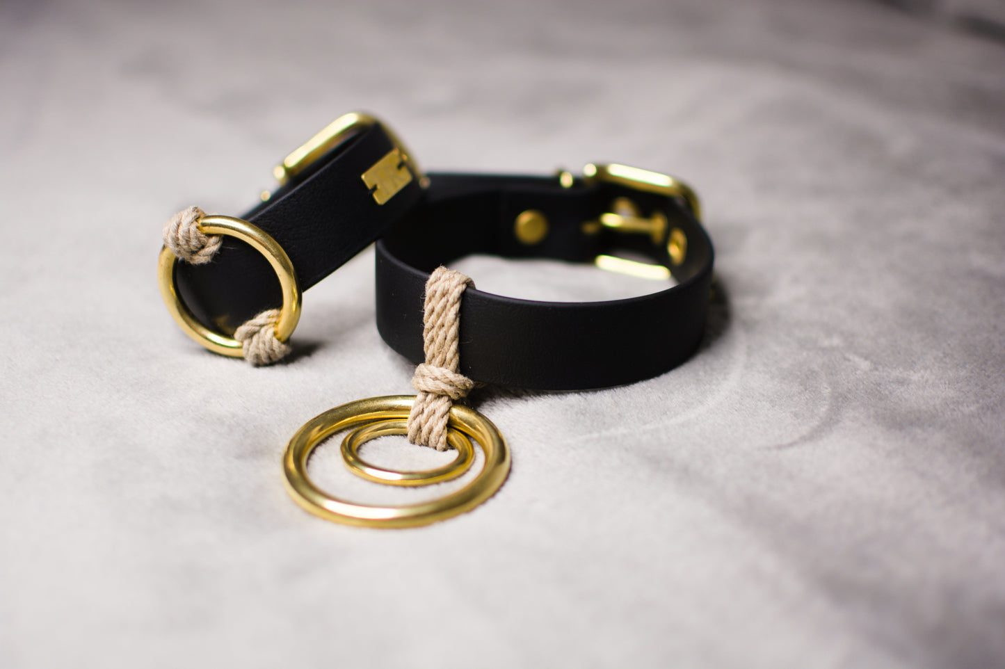 Veganes BDSM Armband Halsband Set Sari ohne Steg, seitlich, von Frivol Sextilien