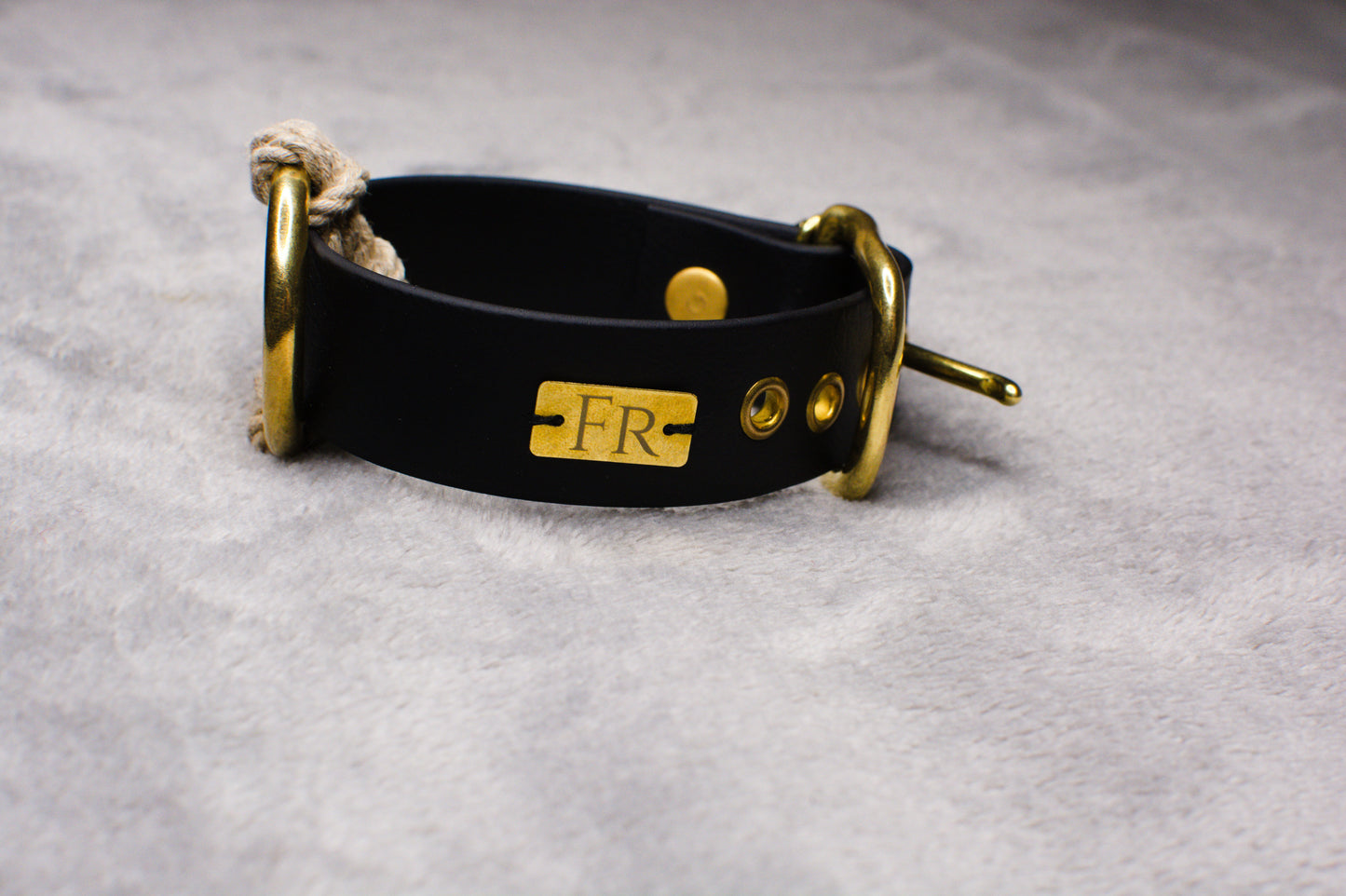 Veganes BDSM Armband mit Etikett von Frivol Sextilien