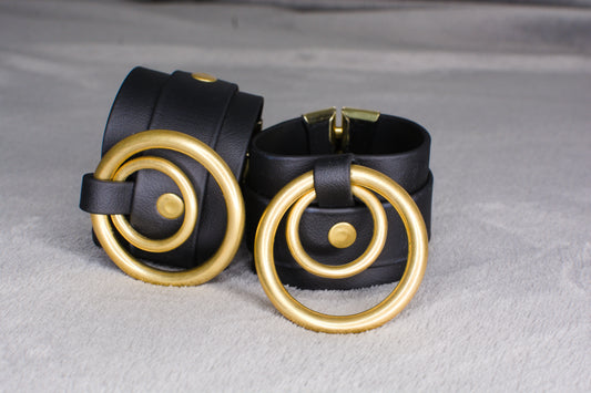 Vegane BDSM Manschetten Marleen, vorne, von Frivol Sextilien