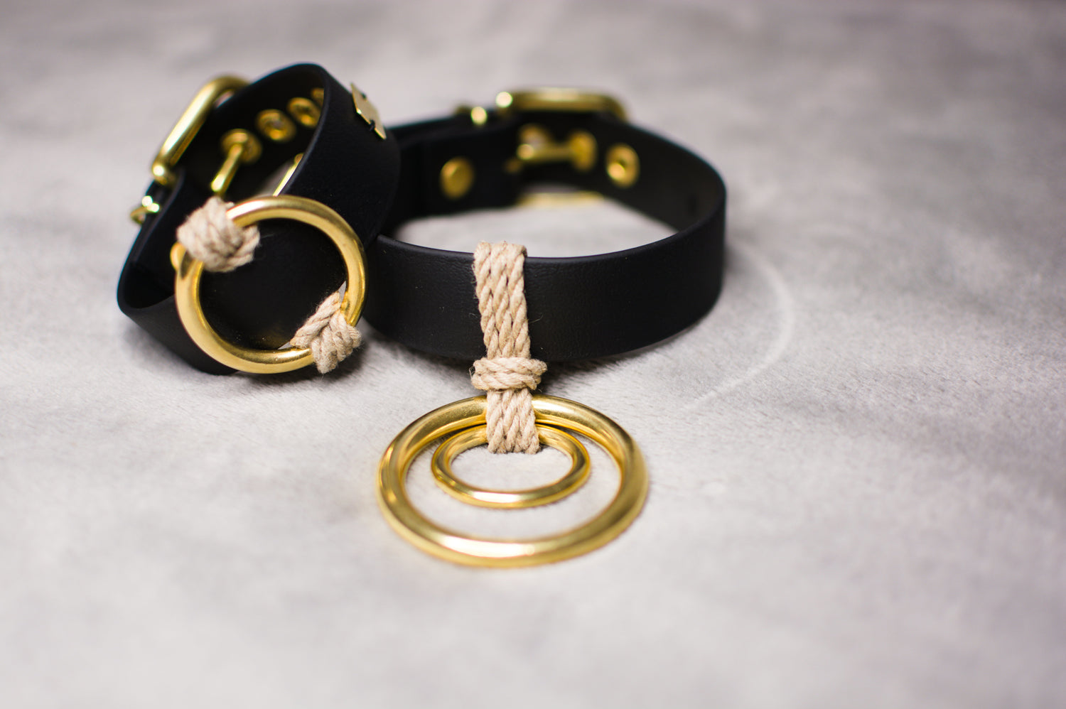 Veganes BDSM Armband Halsband Set Sari ohne Steg von Frivol Sextilien