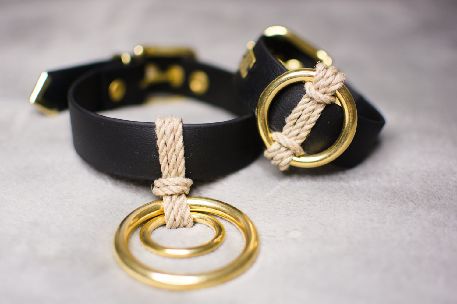 Set Sari aus BDSM Halsband und Armband  von Frivol Sextilien