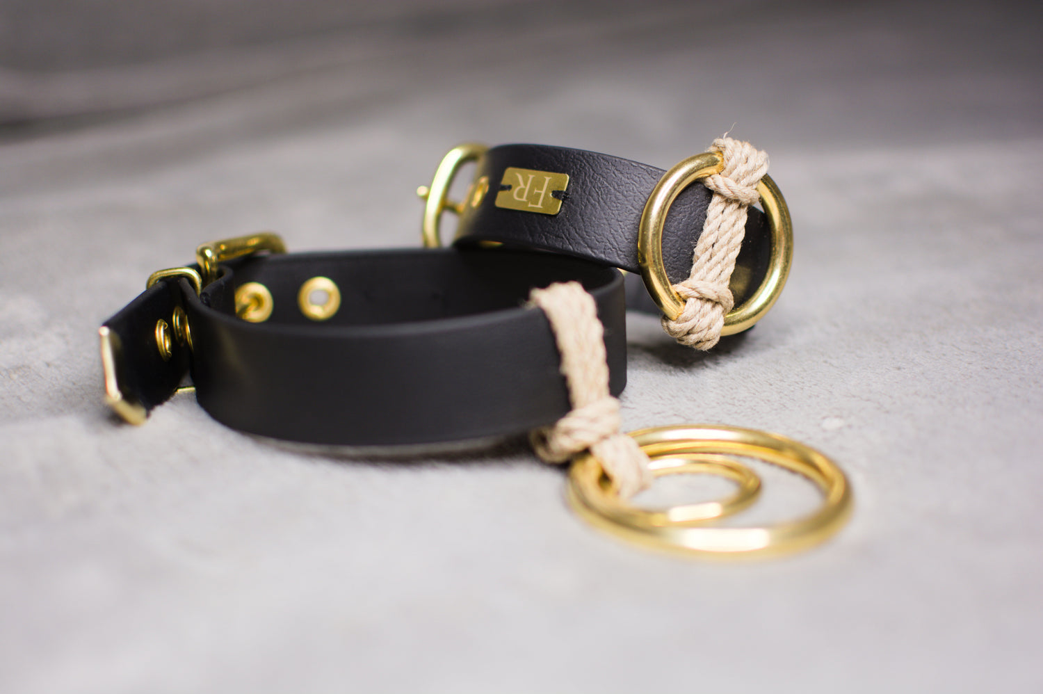 Veganes BDSM Armband Halsband Set Sari mit Steg, seitlich, von Frivol Sextilien