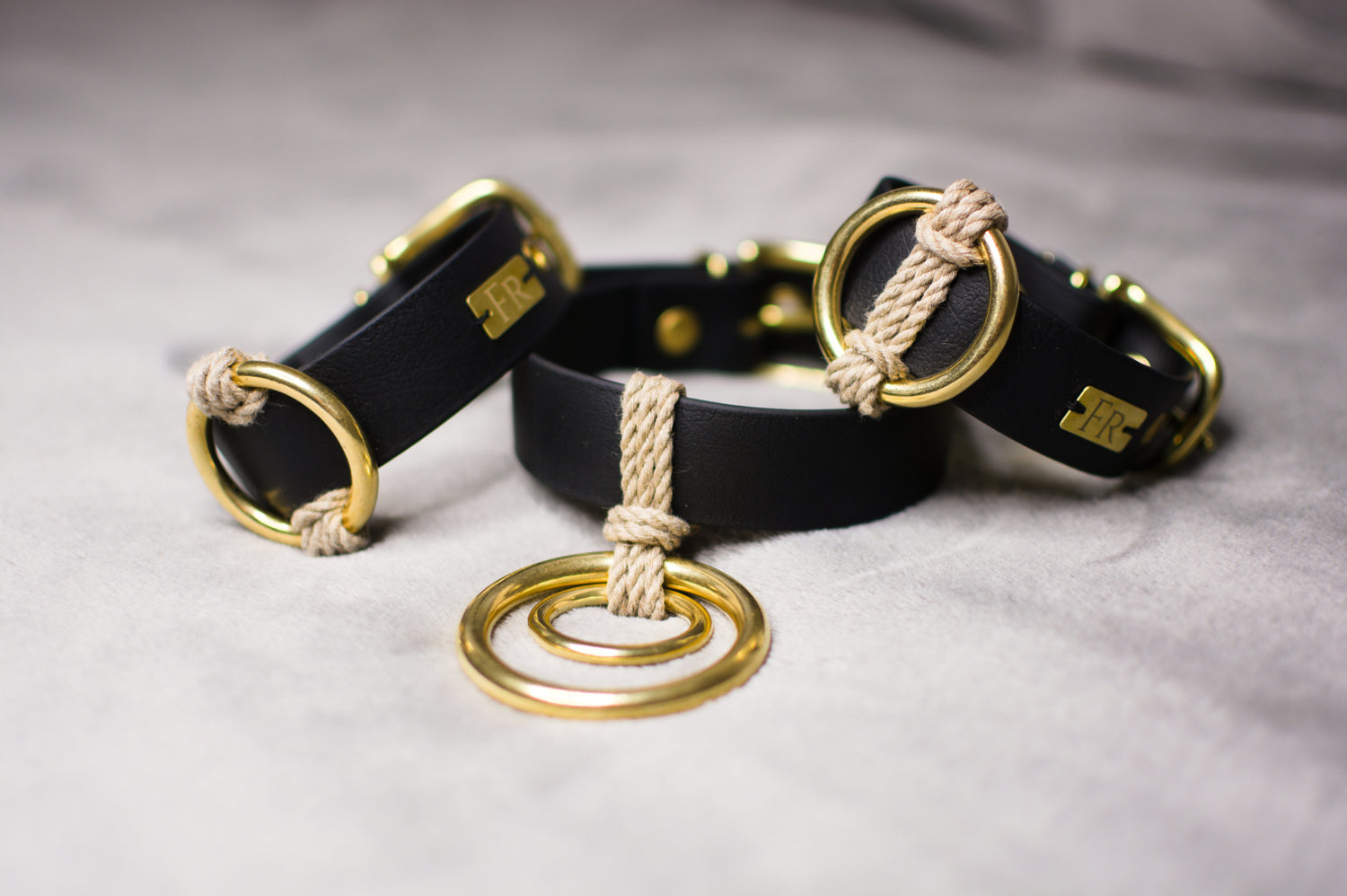 Veganes BDSM Armband Halsband Set Sari, seitlich, von Frivol Sextilien