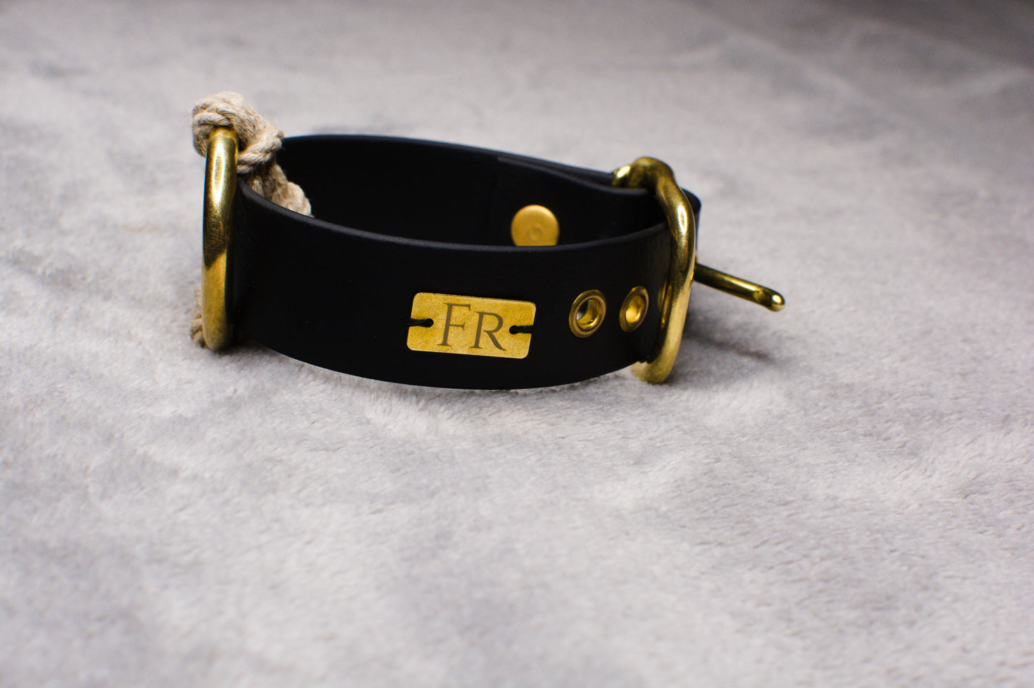 BDSM Armband mit Etikett von Frivol Sextilien