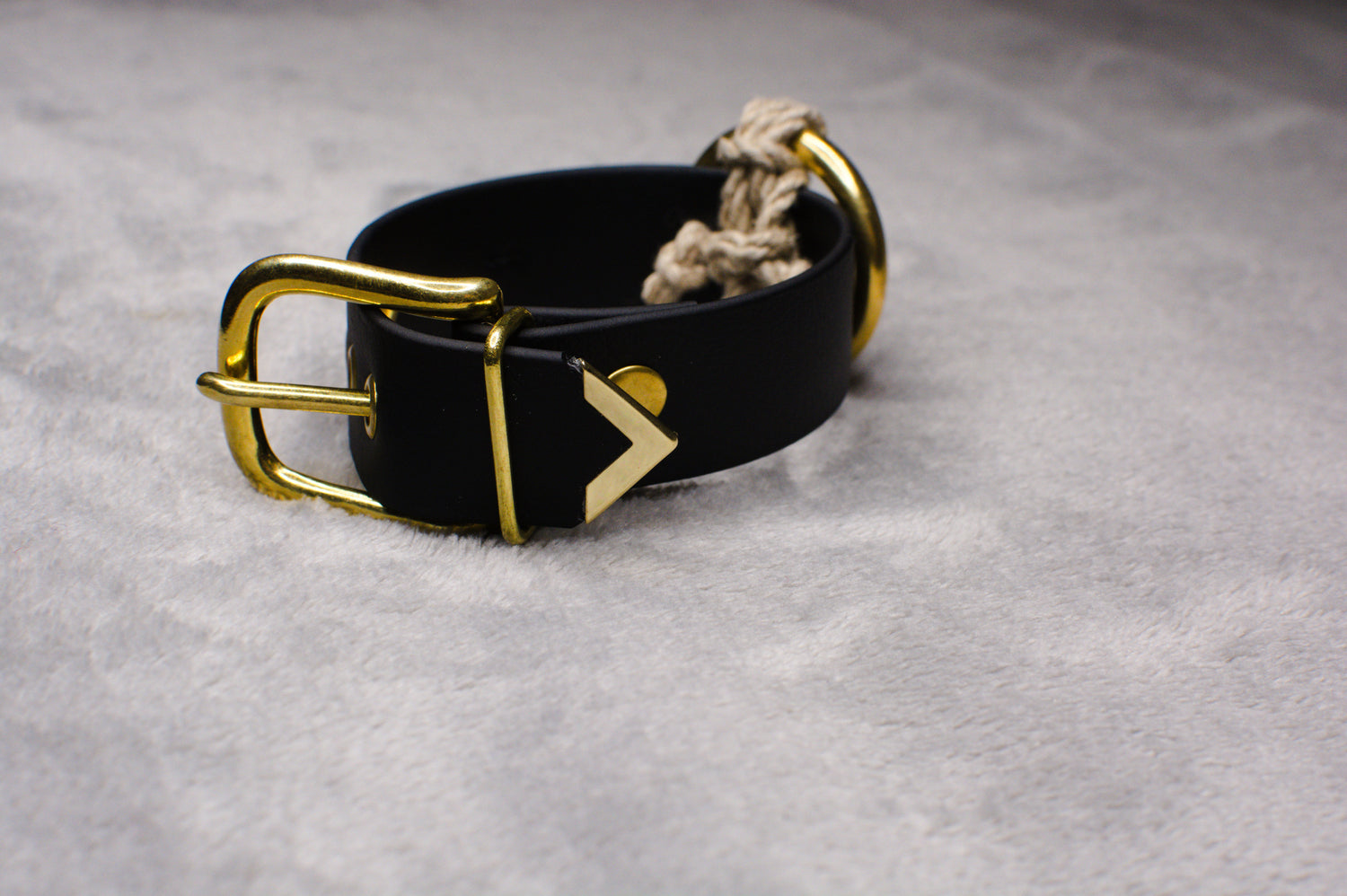 BDSM Armband hinten von Frivol Sextilien