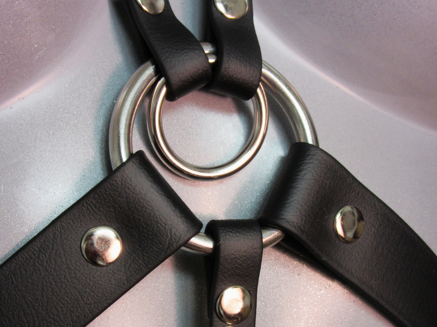 Veganer BDSM Oberkörper Harness Anna silber von Frivol Sextilien